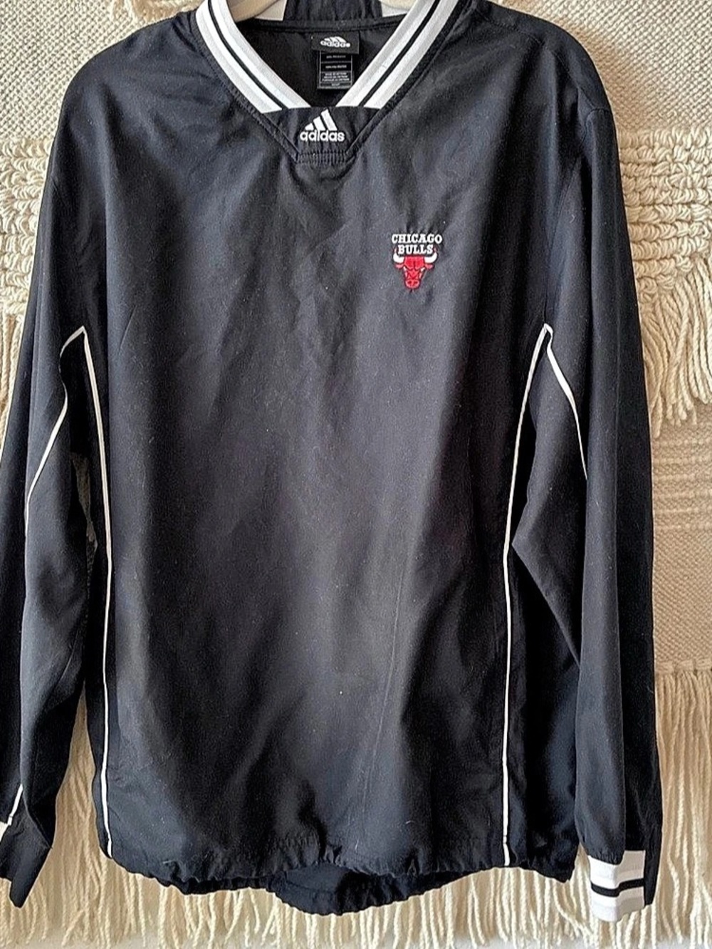 adidas Chicago Bulls Pullover Windbreak in Black & White Small